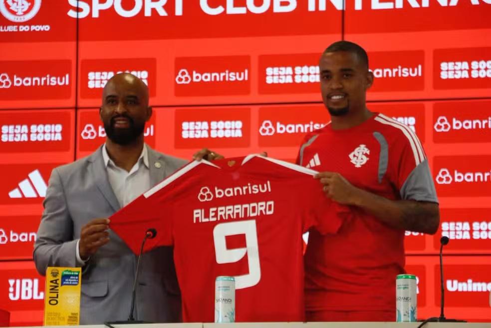 Alerrandro assume a camisa 9 do Inter e cita esforço para atuar no clube