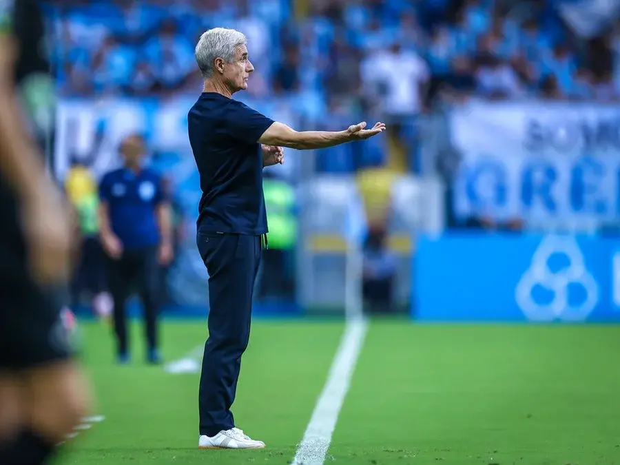 “Conseguimos uma vitória justa”, diz Luís Castro após classificação do Grêmio no Gauchão