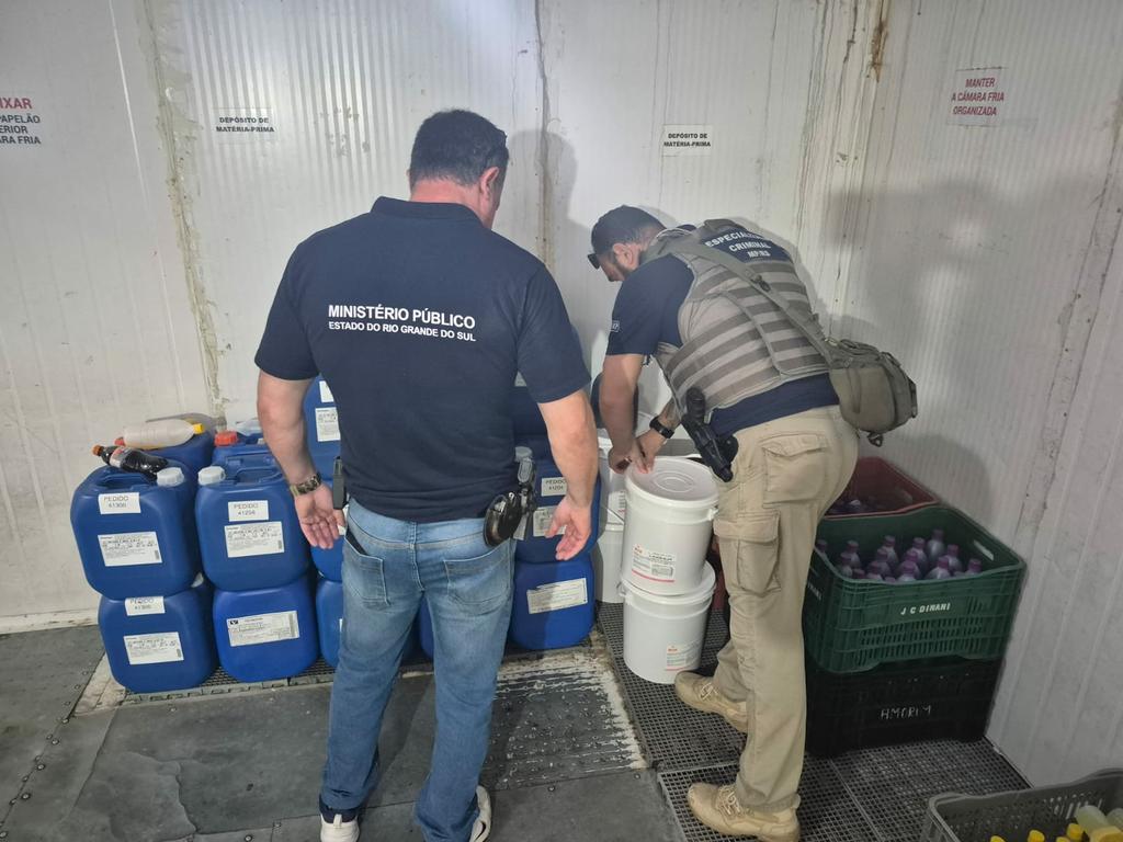 Fiscalização conjunta fecha indústria de sucos e autua rede de supermercados que vendia produtos impróprios em Porto Alegre