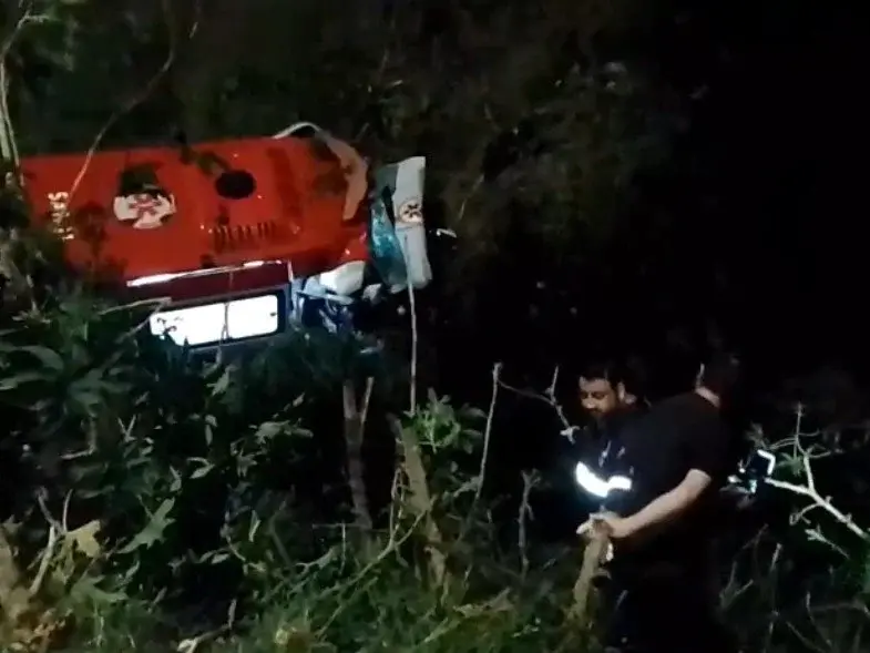 Furto de ambulância do Samu termina em perseguição policial e acidente em Canoas