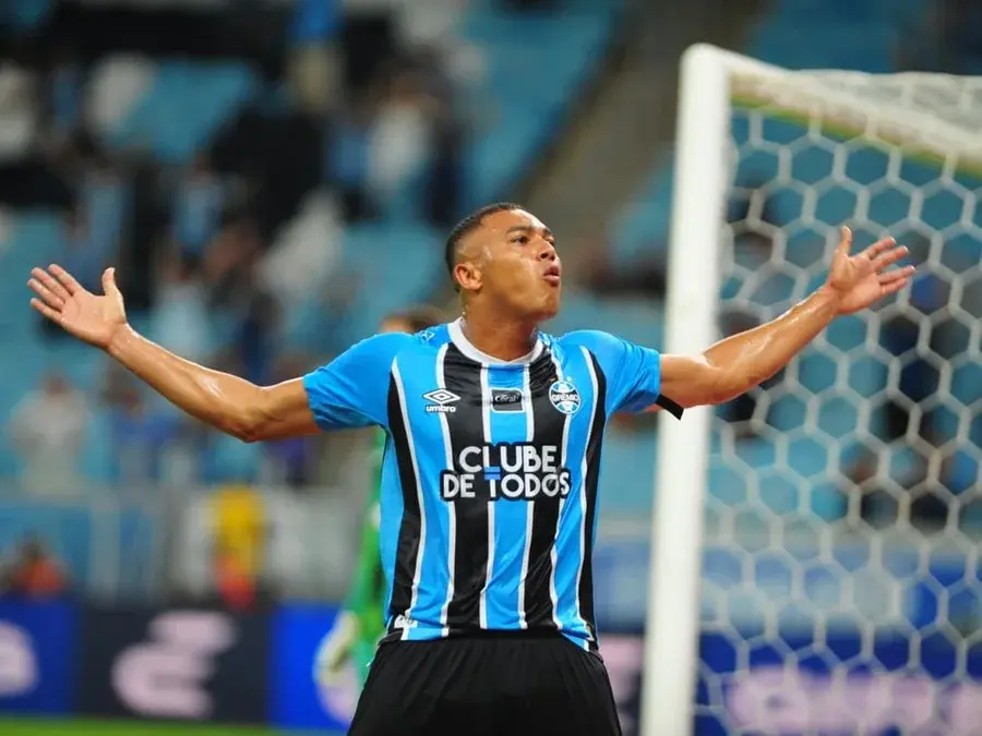 Grêmio: artilheiro do Brasileirão, Carlos Vinicius sonha com seleção brasileira após hat-trick