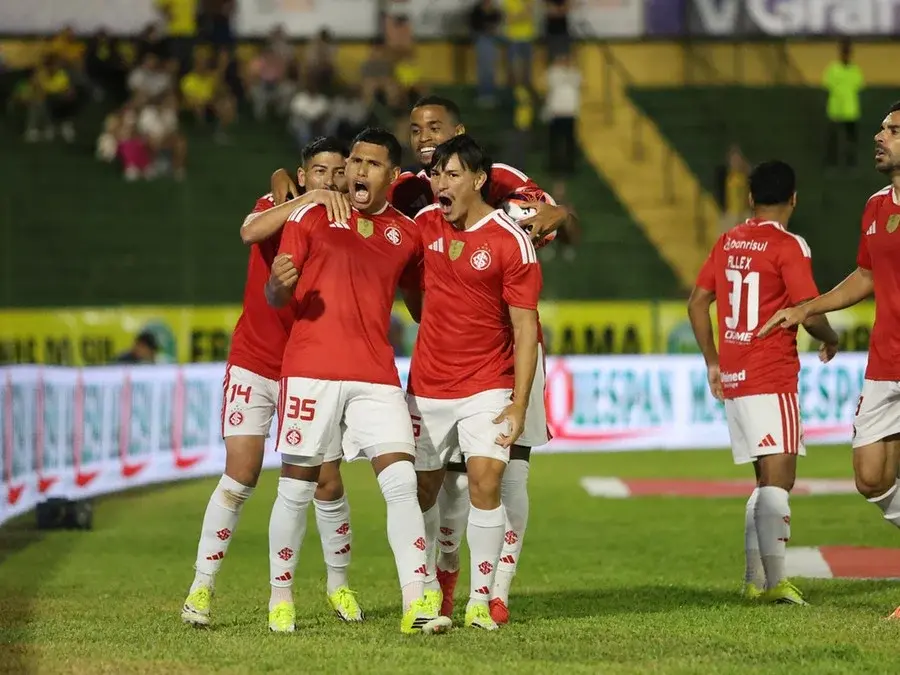 Inter goleia o Ypiranga por 3 a 0 e fica próximo da vaga na final do Gauchão