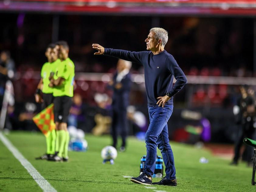 Luís Castro assume responsabilidade por derrota do Grêmio: “A estratégia inicial não deu certo”