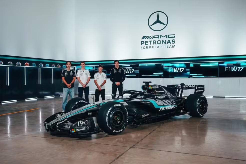 Mercedes diz que motor está dentro das regras e critica rivais: 