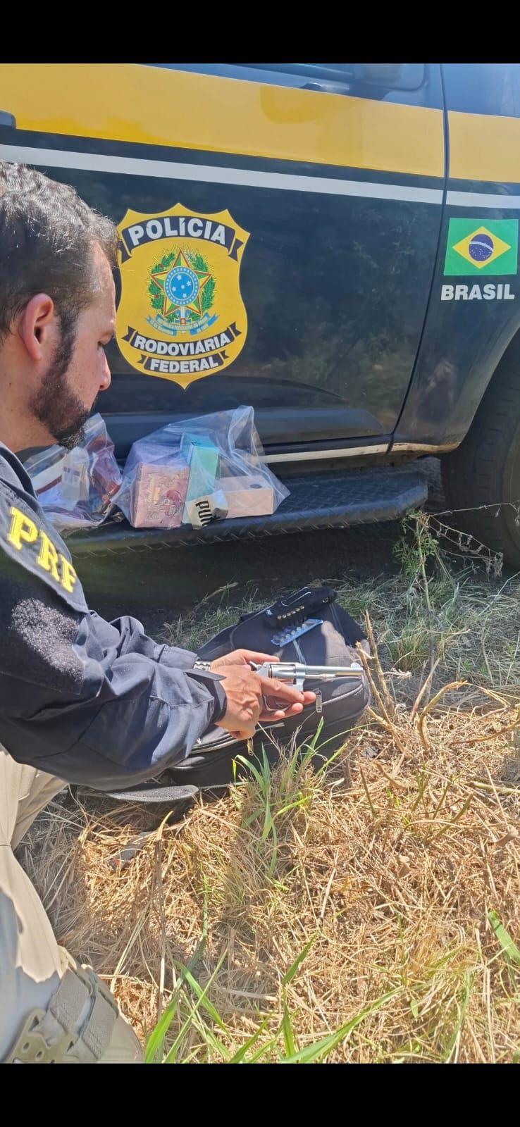 PRF apreende arma e carga ilegal de mercadorias durante atendimento de acidente em São Gabriel