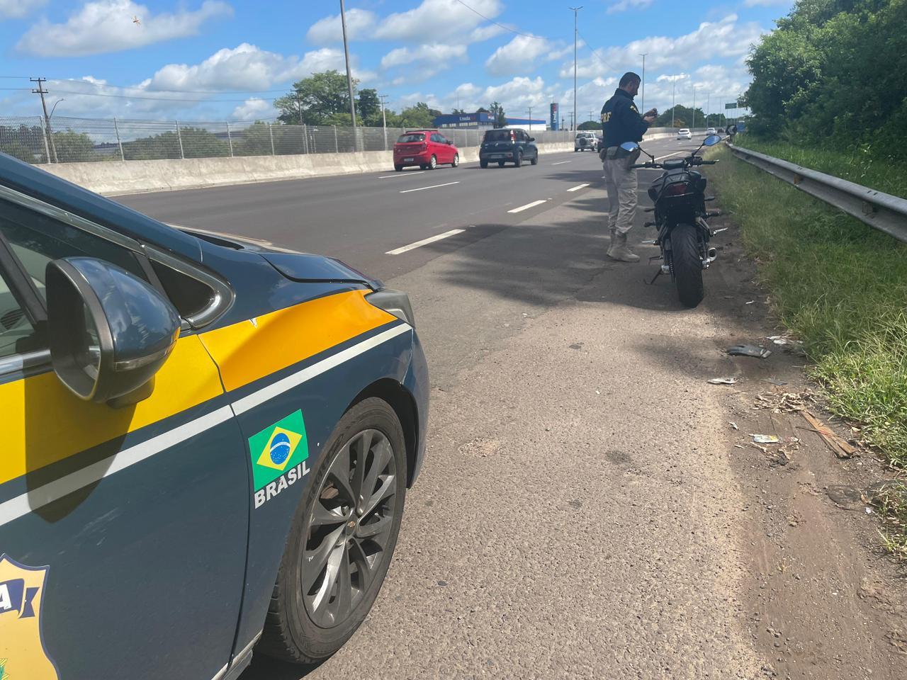 PRF apreende motocicleta com dispositivo que tornava placa rebatível em Esteio