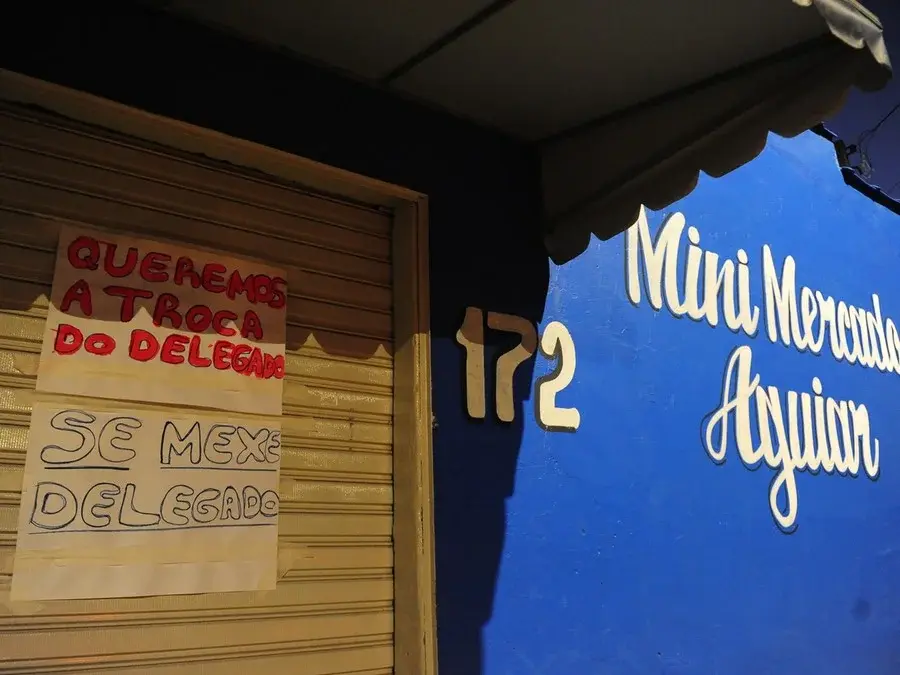 Protesto cobra autoridades e mostra angústia de moradores após sumiço de família em Cachoeirinha