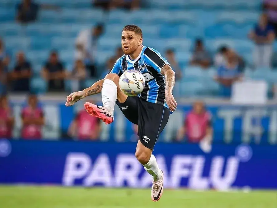 Após deixar o Grêmio, Cuéllar acerta com novo clube