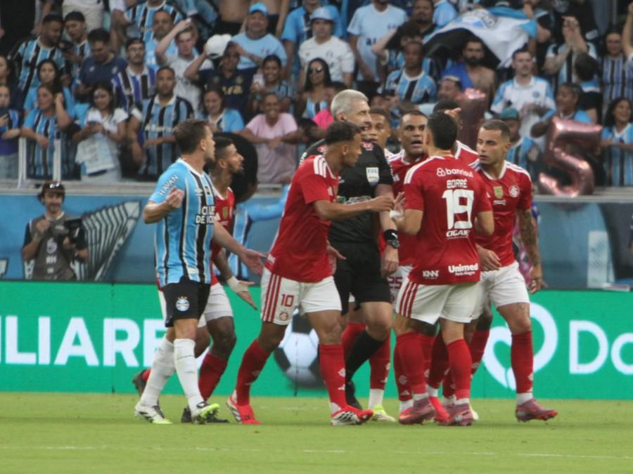 Arthur rechaça salto alto do Grêmio para o Gre-Nal no Beira-Rio: “Não pensar que está definido”