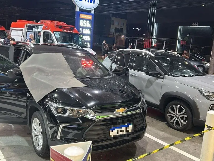 Ataque a tiros deixa um morto e policial militar ferido em posto de gasolina na zona Norte de Porto Alegre
