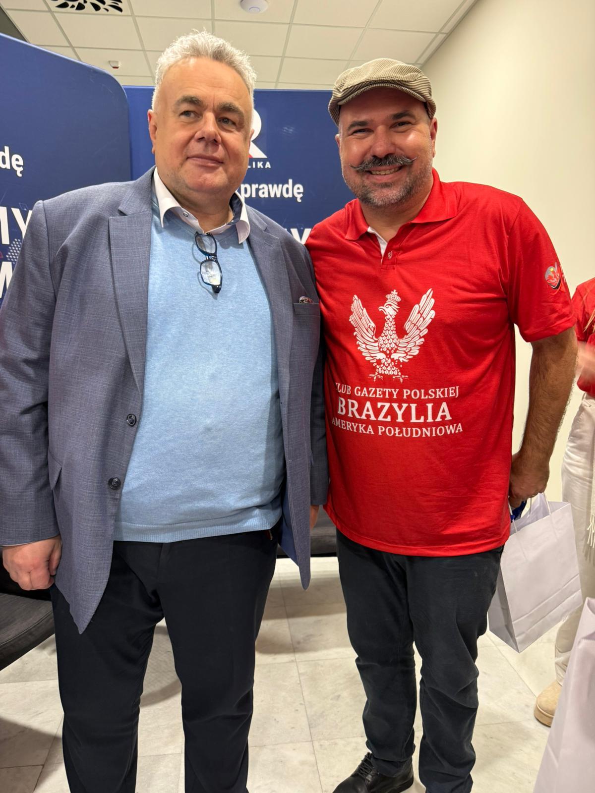 Brasileiro é nomeado coordenador dos Kluby Gazeta Polska para Brasil e América Latina em cerimônia na Polônia