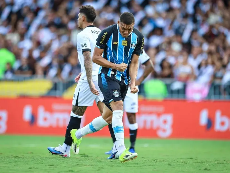 Carlos Vinícius é o único jogador a participar de todos os jogos do Grêmio em 2026