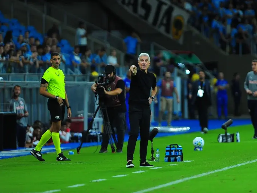 Castro lamenta chances perdidas pelo Grêmio: “Não conseguimos matar o jogo”