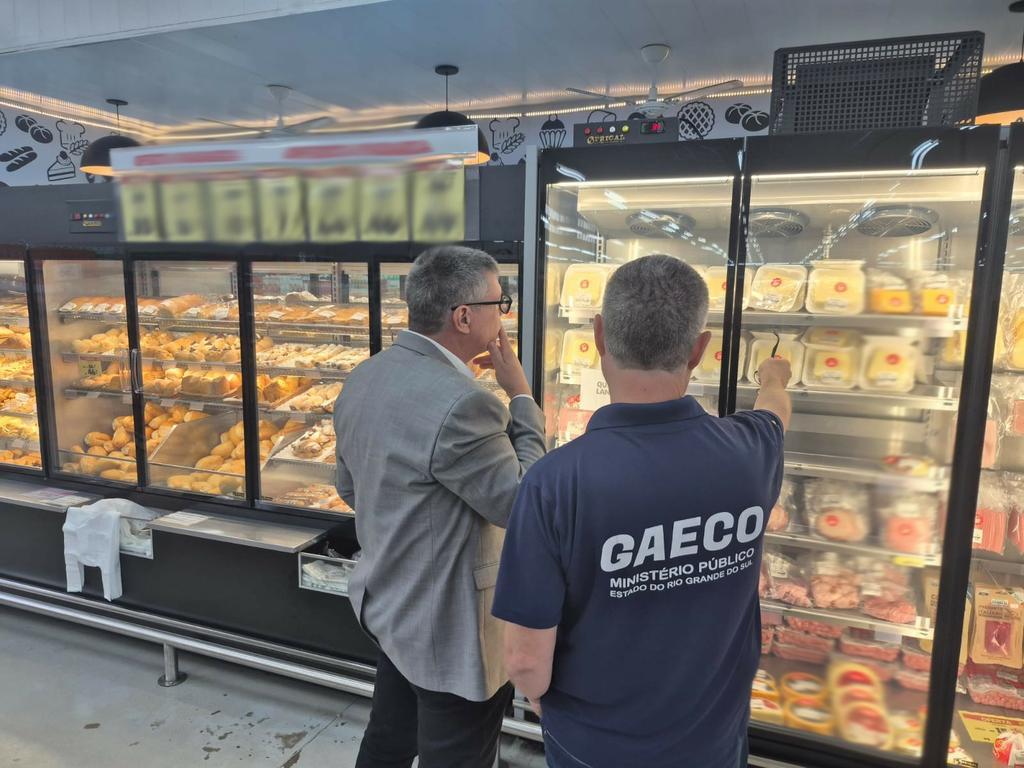 Farroupilha: Força-farefa apreende produto vencido desde 2017 e quase oito toneladas de alimentos impróprios