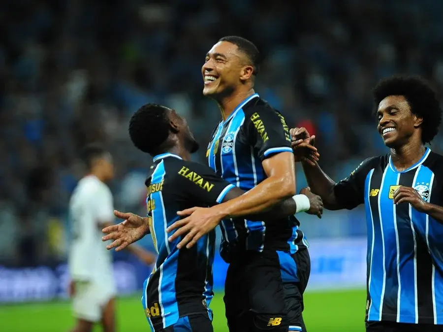 Grêmio supera o Vitória e fica a dois pontos do G-4 do Brasileirão