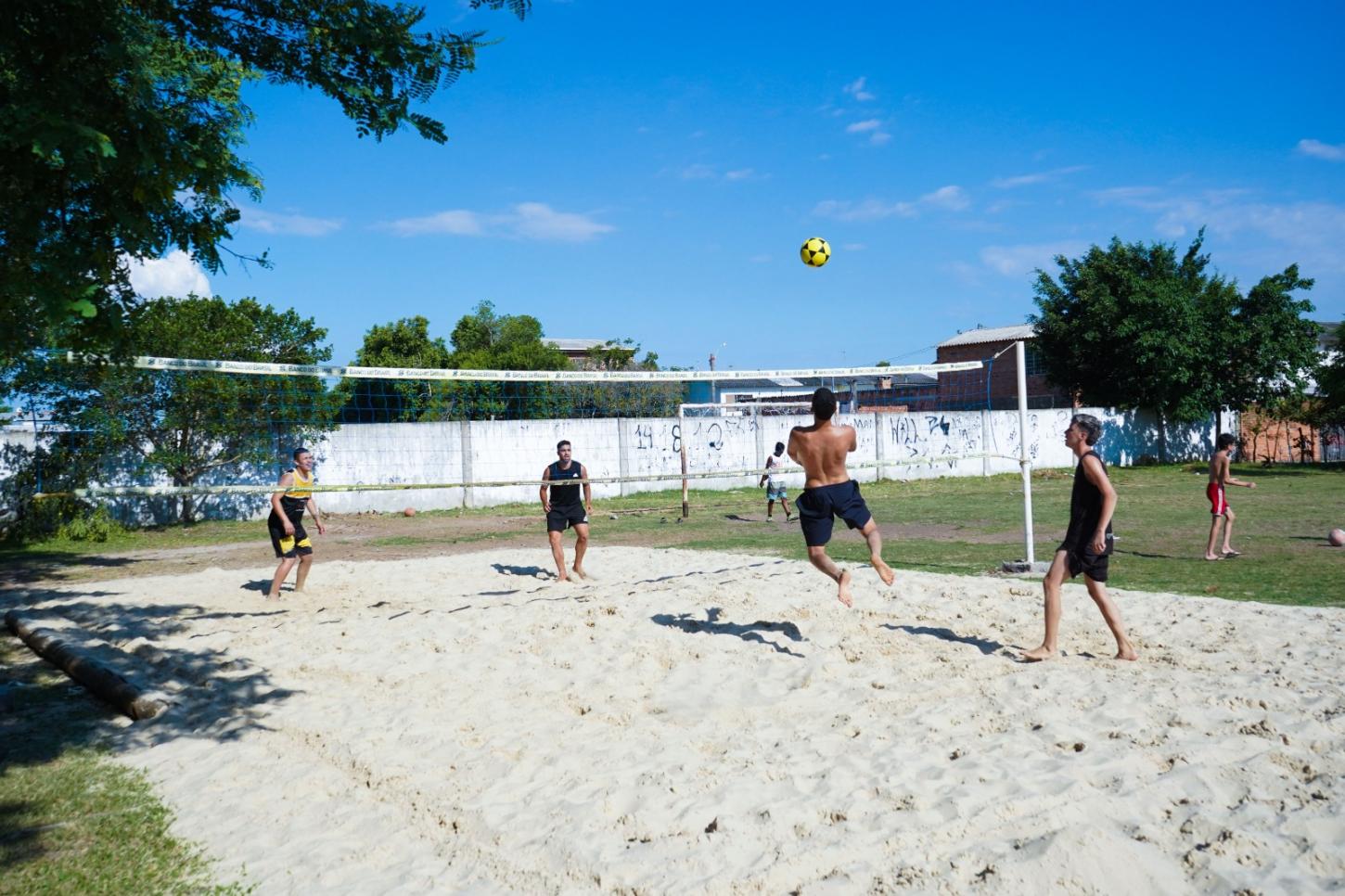 Guaíba amplia áreas esportivas com novas quadras de areia