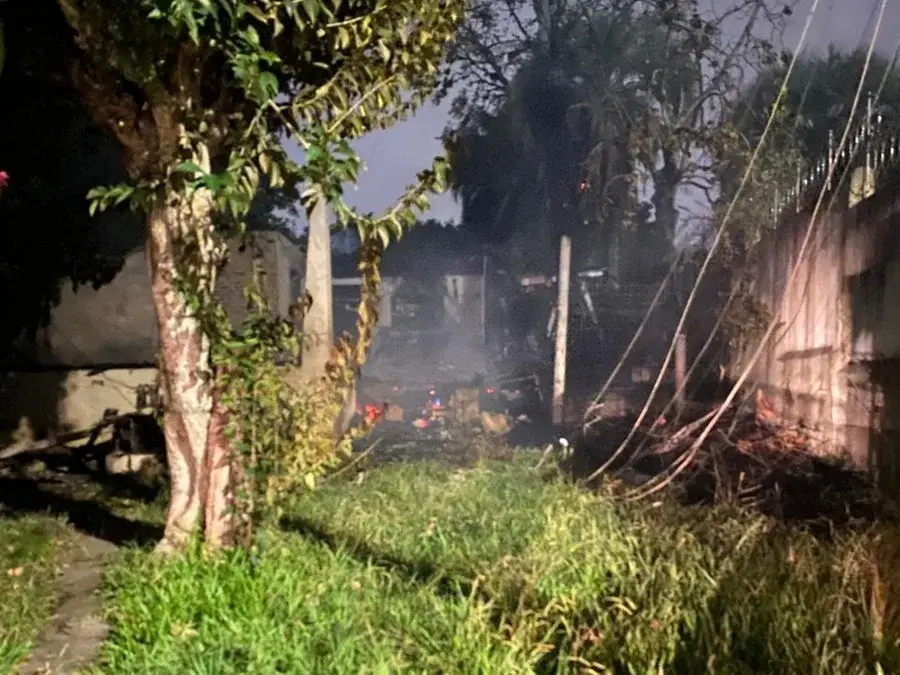 Homem morre em casa atingida por incêndio na área central de Viamão