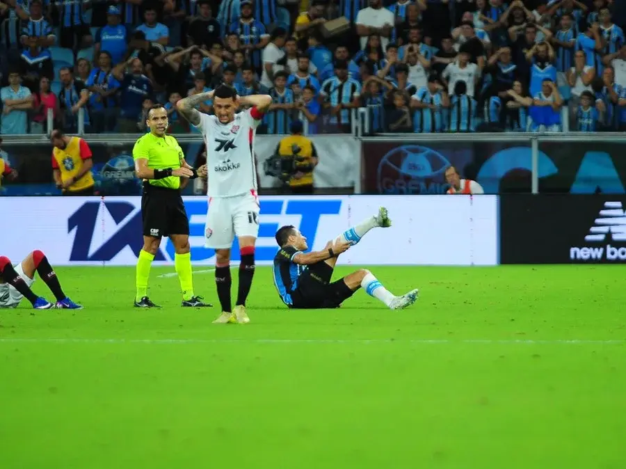  Lesão grave de Marlon assombra confronto do Grêmio com o Vitória na Arena