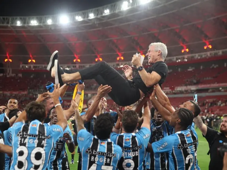 Luís Castro comemora título da recuperação do Grêmio: 