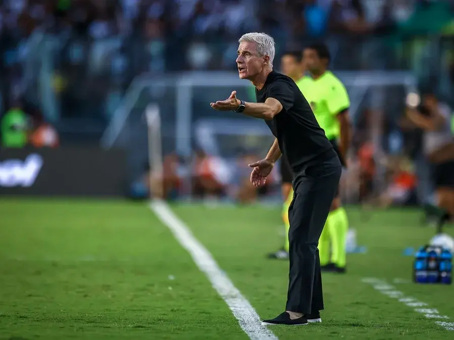 Luís Castro lamenta baixo desempenho do Grêmio como visitante no Brasileirão: “Estamos no fundo da tabela”
