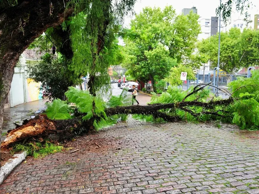 Porto Alegre tem bloqueios e congestionamento no trânsito por conta da chuva
