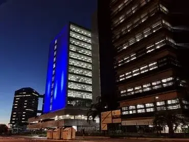 Prédio do TJRS recebe iluminação em apoio à campanha Março Azul para prevenção ao Câncer Colorretal