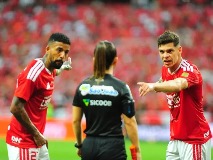 Zagueiro do Inter dispara contra arbitragem após vice: “Fomos prejudicados”