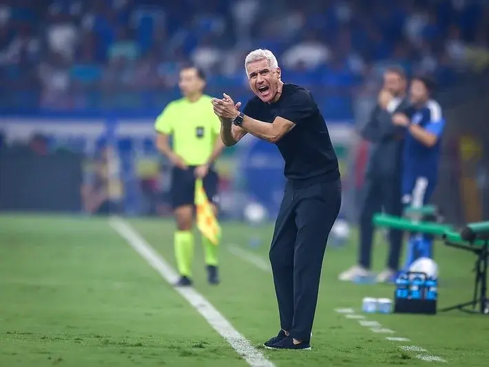 Grêmio aguarda “mudança” de Luís Castro sem organização para resistir na defesa e para criar no ataque