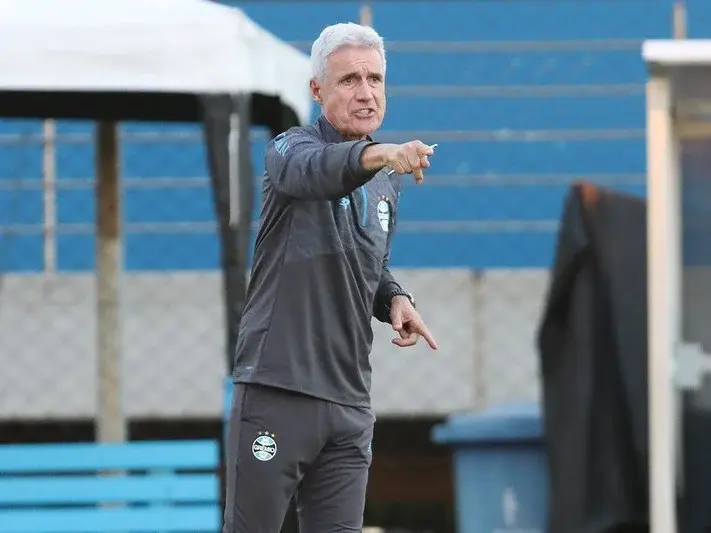 Grêmio: Luís Castro é respaldado antes do quarto Gre-Nal de 2026