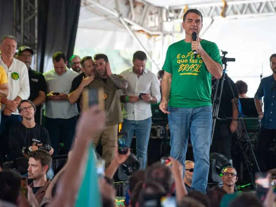 Moraes ordena abertura de inquérito contra Flávio Bolsonaro