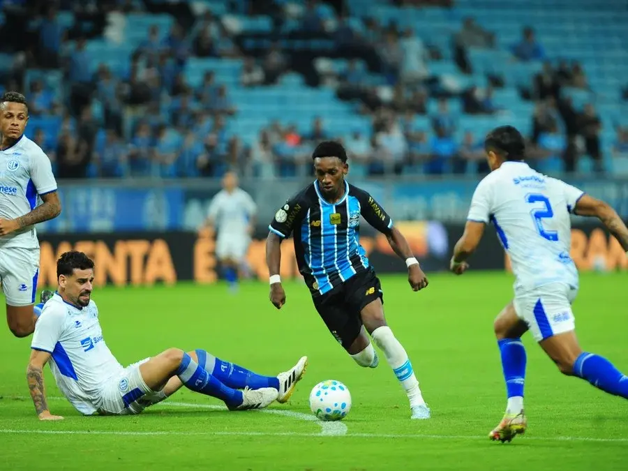 Mudança de Luís Castro abre espaço para Gabriel Mec no Grêmio