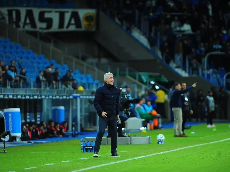 Castro elogia entrega dos atletas e fala sobre modelo defensivo do Grêmio: “O que me agrada mais é ganhar”