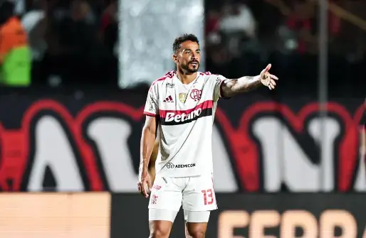 Danilo vê 'massacre' do Flamengo contra o Vitória, mas destaca: 'Pecamos nas finalizações'
